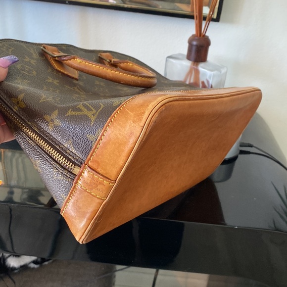 Louis Vuitton Alma - Picture 5 of 12